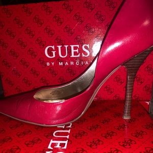 Guess red pump size 8 in good condition